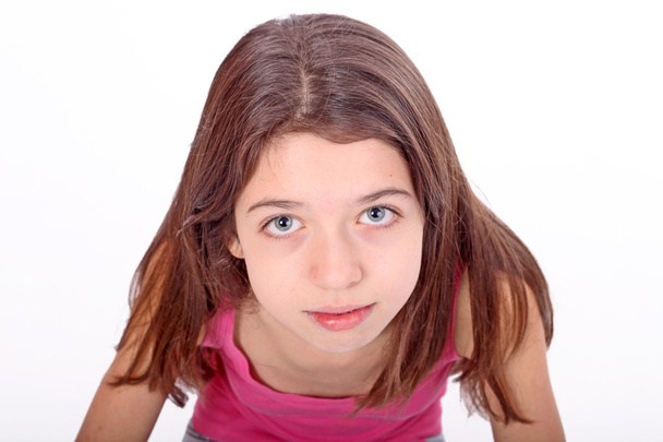 Krásná mladá dospívající dívka s závorkami na zubech v bílé - Fotografie, Obrázek