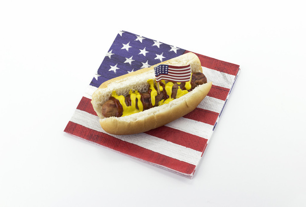 Hotdog em um guardanapo bandeira americana e palito de dentes
 - Foto, Imagem