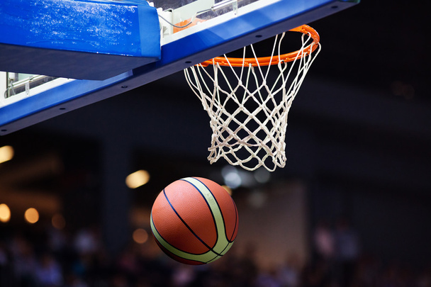 baloncesto pasando por el aro en una arena deportiva - Foto, imagen