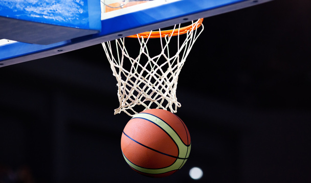 koszykówka przechodzi przez obręcz na arenie sportowej - Zdjęcie, obraz