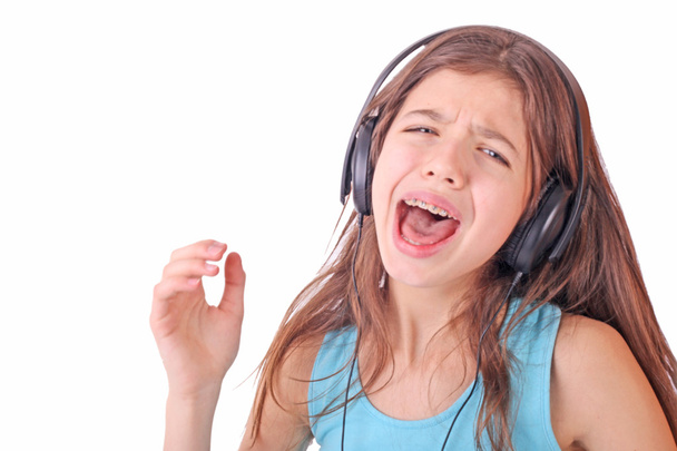 kulaklık ile müzik dinlemek güzel bir genç kız - Fotoğraf, Görsel