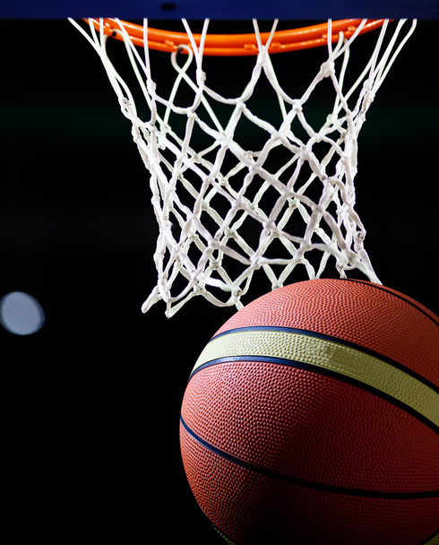 basketbal prochází obručí ve sportovní aréně - Fotografie, Obrázek