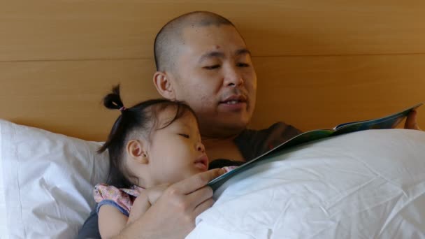 padre lee una historia para su hija
 - Metraje, vídeo