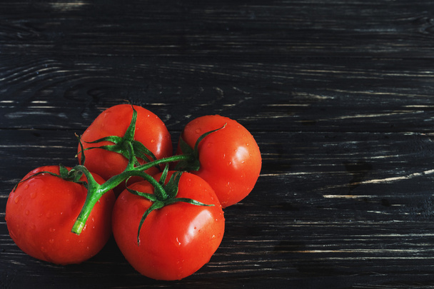 Tomatoes on vine - Foto, Bild