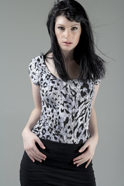 junge Frau im schwarz-weißen Outfit - Foto, Bild