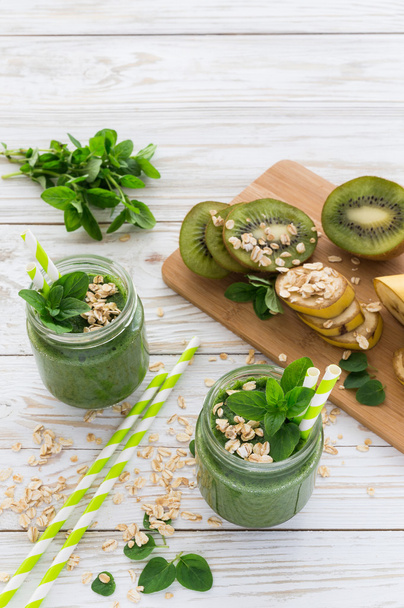 Healthy green fruit smoothie in a mason jar mug - Foto, Imagen