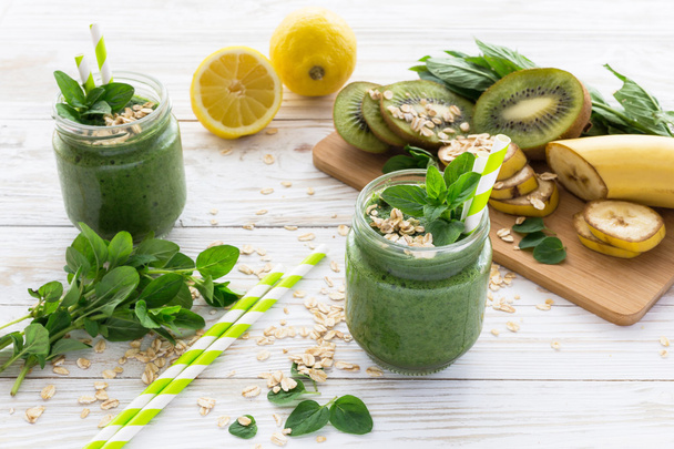 Healthy green fruit smoothie in a mason jar mug - Foto, immagini