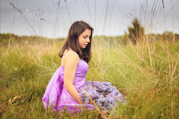 Beautiful girl in a field. - Fotó, kép
