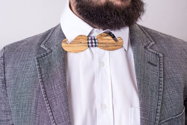 Бородатий чоловік у костюмі
 - Фото, зображення