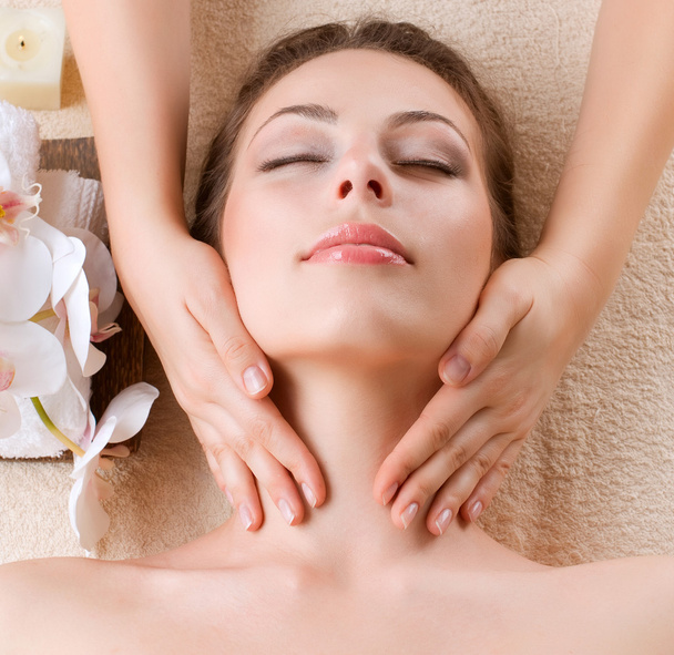 Massage spa. Jeune femme se faire masser le visage
 - Photo, image
