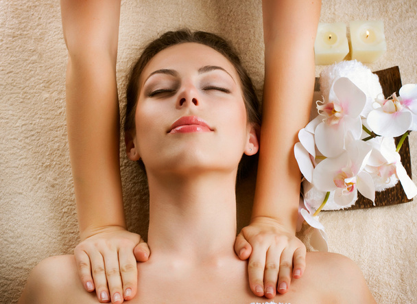 Spa Massage. Beauty Woman Getting Massage - Φωτογραφία, εικόνα