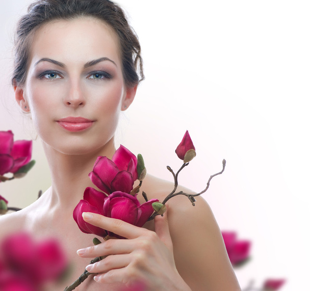 όμορφη γυναίκα υγιή με ανοιξιάτικα λουλούδια. σπα - Φωτογραφία, εικόνα