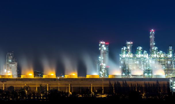 Petrochemische Anlage und Ölraffinerie in der Dämmerung - Foto, Bild