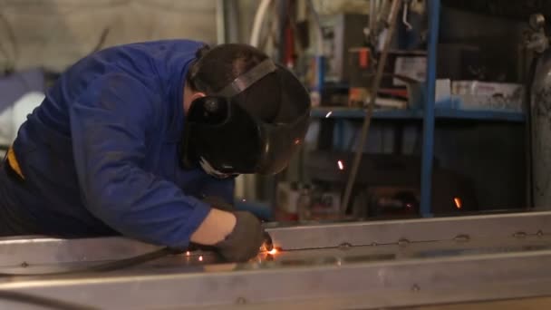 Soldador en el trabajo en la industria del metal
 - Metraje, vídeo