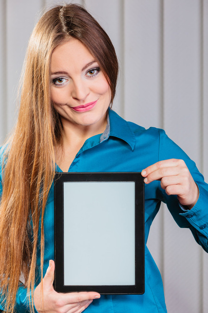  woman holding  tablet  - Φωτογραφία, εικόνα