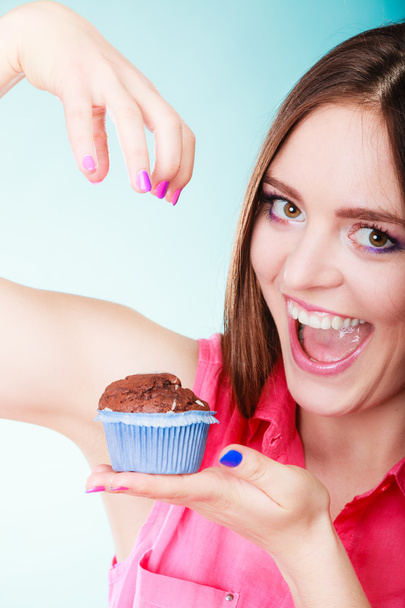  woman holding  chocolate muffin - Фото, изображение