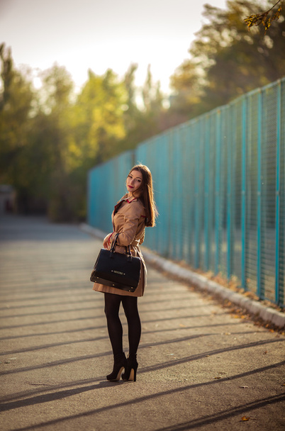 mladá žena v podzimním parku - Fotografie, Obrázek