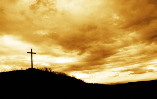 крест на вершине холма - Фото, изображение