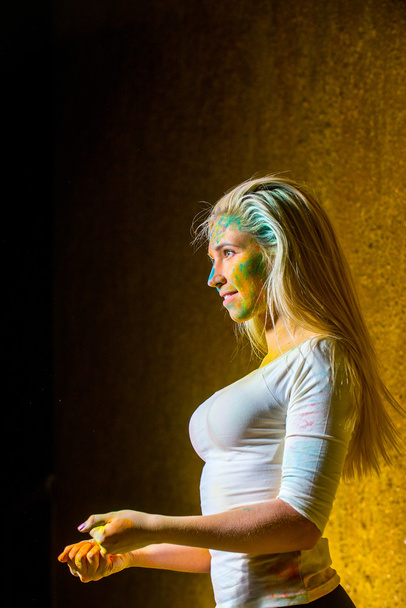 Девушка с холи-красками
 - Фото, изображение