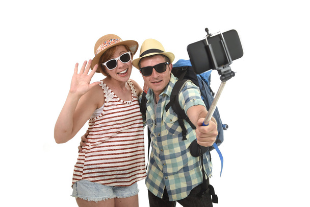 mladý atraktivní a elegantní americký pár s selfie foto s mobilním telefonem, izolované na bílém - Fotografie, Obrázek