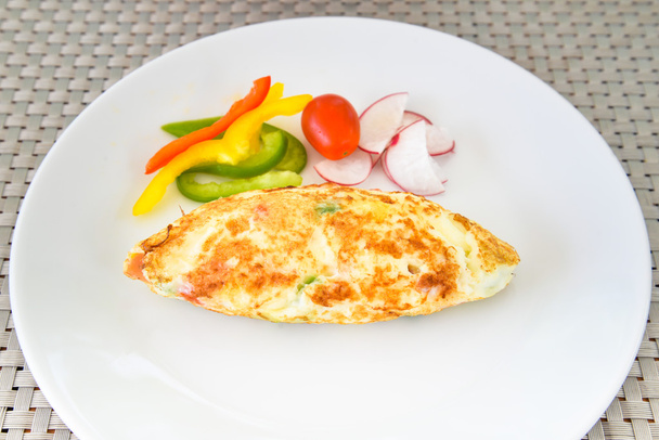 Omelette bianca d'uovo con peperone, pomodoro e ravanello su piatto bianco
 - Foto, immagini