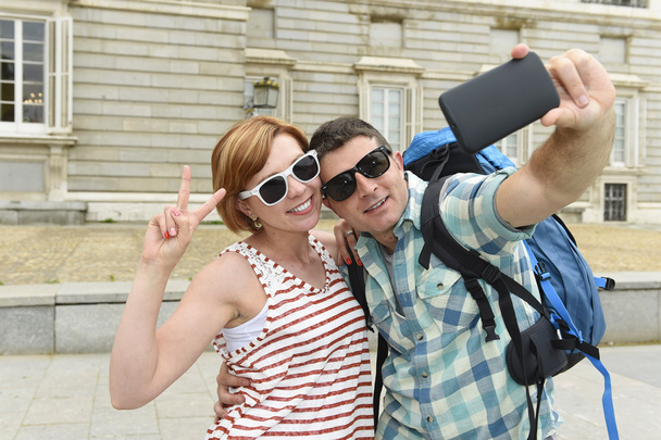 jovem casal americano desfrutando Espanha viagem de férias tendo selfie foto auto-retrato com telefone móvel
 - Foto, Imagem