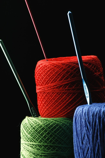 Ganchos de crochê colorido e fio
 - Foto, Imagem
