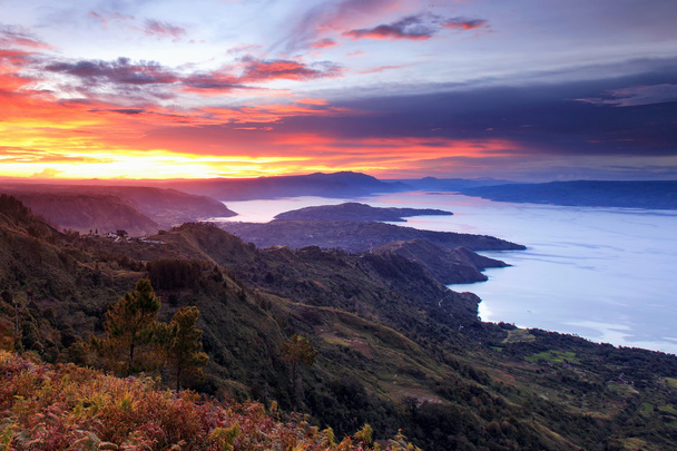pôr do sol lago Toba, norte de Sumatra Indonésia
 - Foto, Imagem