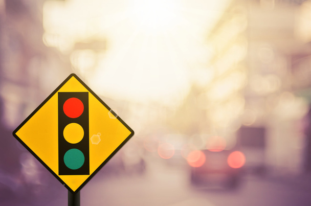 Señal de tráfico, señal de semáforo en la carretera de tráfico borroso
 - Foto, Imagen