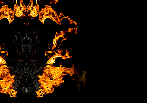 Abstrat Teufelsgesicht aus Feuer in der Dunkelheit - Foto, Bild