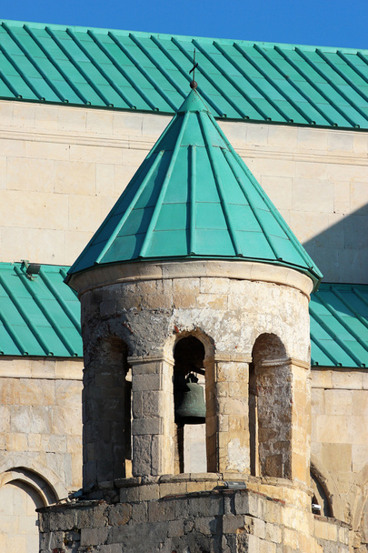 改装されたバグラティ大聖堂や、クタイシ (グルジア) の生神女就寝大聖堂の鐘.  - 写真・画像