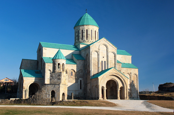 Ανακαινισμένο Καθεδρικός Ναός Bagrati ή τον καθεδρικό ναό της Κοιμήσεως της Θεοτόκου στο Κουταΐσι, γεωργία.  - Φωτογραφία, εικόνα