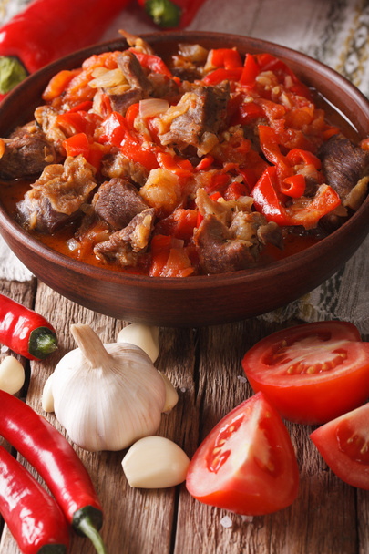 Cocina árabe: estofado de cordero con verduras de cerca en un tazón. Ve.
 - Foto, Imagen