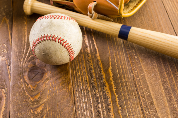 бейсбольний м'яч і рукавичка
  - Фото, зображення