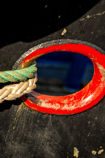bir balıkçı teknesine demirleme hattı - Fotoğraf, Görsel