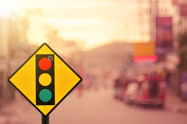 Señal de tráfico, señal de semáforo en la carretera de tráfico borroso
 - Foto, imagen