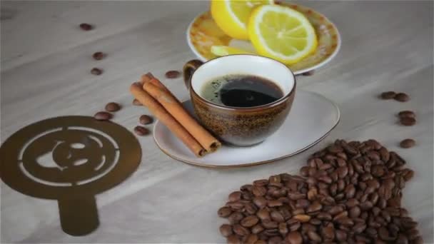 filiżanka kawy na drewnianym stole - Materiał filmowy, wideo
