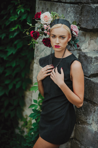 blond girl with red roses - Foto, imagen