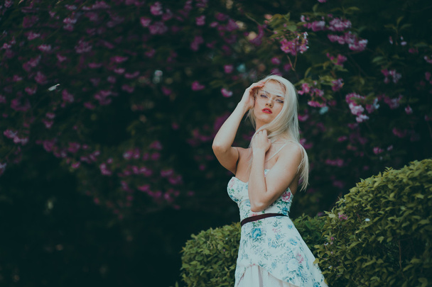 όμορφη ξανθιά κοπέλα στον κήπο - Φωτογραφία, εικόνα