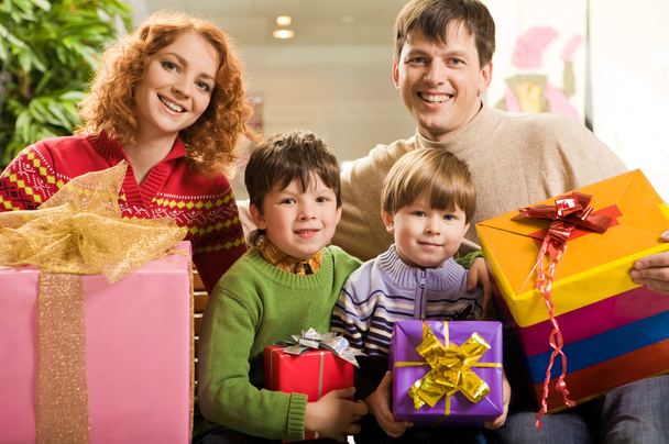 Famille avec cadeaux
 - Photo, image