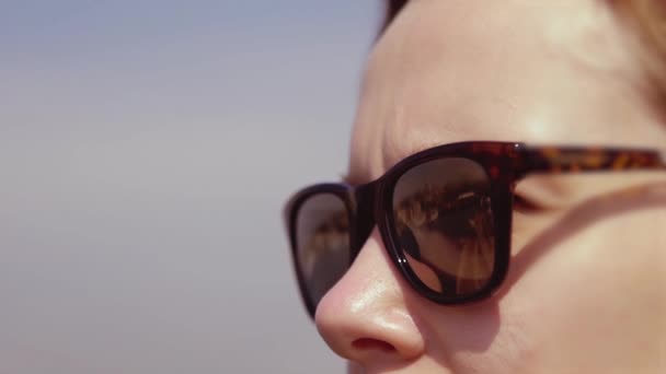 kadın güneş gözlüğü bulutlu gökyüzü karşı - Video, Çekim