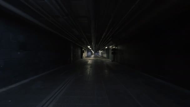 Gładka kamera stała strzał wokół starego długiego tunelu przemysłowego - Materiał filmowy, wideo
