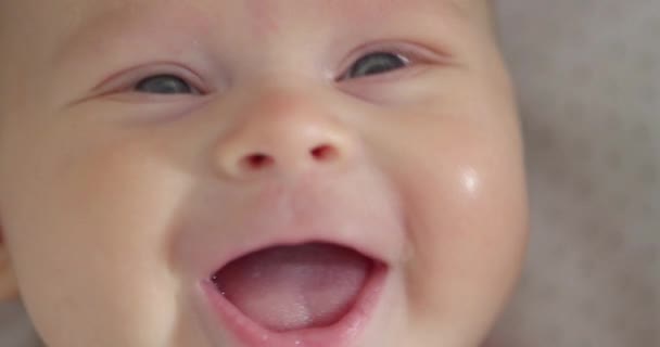 Αξιολάτρευτο μωρό είναι χαρούμενο - Πλάνα, βίντεο