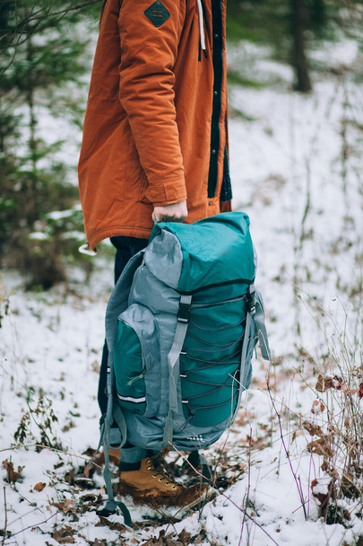 cestující s batohem v zimním lese - Fotografie, Obrázek