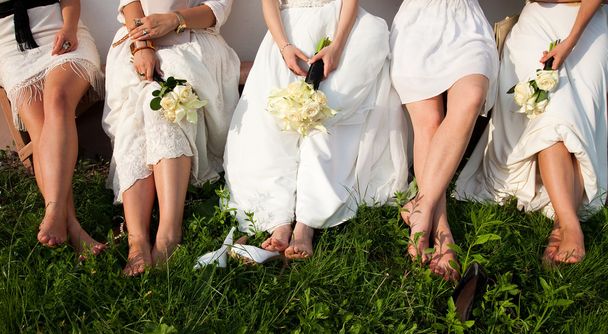 Ноги подружек невесты и невесты
 - Фото, изображение