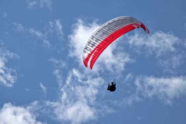 Gökyüzünde yamaç paraşütü - Fotoğraf, Görsel