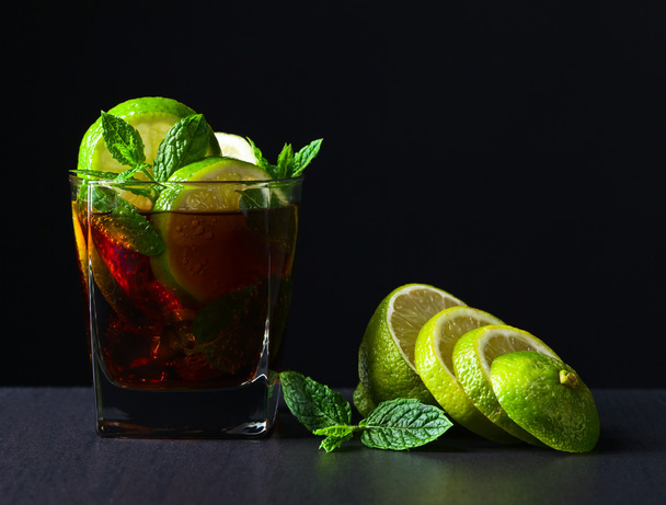  cocktail Cuba libre con tiglio e foglie di menta piperita
  - Foto, immagini