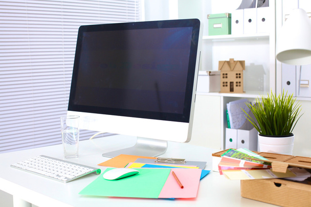 Kancelářské pracoviště s notebookem a chytrým telefonem na dřevěném stole - Fotografie, Obrázek