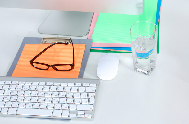 Lieu de travail de bureau avec ordinateur portable et téléphone intelligent sur table en bois - Photo, image