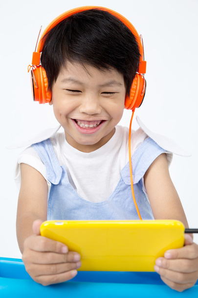 Čínské happy Boy pomocí tabletový počítač s sluchátka  - Fotografie, Obrázek